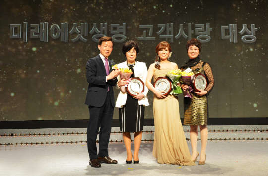 미래에셋생명은 지난해 우수한 영업실적을 거둔 설계사(FC)를 축하하는 '미래에셋생명 고객사랑대상'을 13일 삼성동 그랜드 인터컨티넨탈 호텔에서 개최했다고 15일 밝혔다. 사진 왼쪽부터 최현만 수석부회장, 김영자 울산지점 이사대우 FC, 슈퍼챔피언 고정희 주안지점 이사대우 FC, 박명숙 희망지점 이사대우 FC가 기념촬영을 하고 있다.